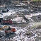 Trabajadores de una minera exigen los pagos de sus sueldos.