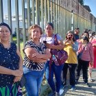 En primer plano está Delia Paz, paciente con cáncer, esperando recibir atención en el hospital del IESS sur.