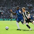 El centrocampista ecuatoriano Moisés Caicedo durante el partido de fútbol de la Premier League inglesa entre el Newcastle United y el Chelsea en St James" Park.