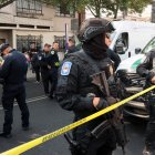 Agentes de policía hacen guardia cerca de la escena del crimen del asesinato de José Muñoz y Ximena Guzmán en la Ciudad de México el 20 de mayo de 2025.