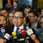 El asambleísta del correísmo Ronal González durante la rueda de prensa.