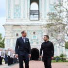 El presidente ucraniano Volodymyr Zelensky (D) y a Haakon, príncipe heredero de Noruega (I) reunidos en Kiev, Ucrania, el 20 de mayo de 2025.