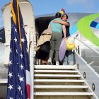 Fotografía publicada por la secretaria de Seguridad Interna, Kristi Noem, en su cuenta oficial de la red social X (@Sec_Noem) de una colombiana embarcando en el primer vuelo de autodeportados de Trump.
