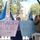 Organizaciones de la comunidad de Escaleras y de la parroquia Victoria del Portete protestaron contra el anuncio de la Cámara de Minería sobre el proyecto Loma Larga.