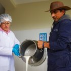 Personas envasando la leche cruda para venderla a la industria.