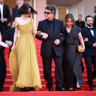 Solmaz Panahi, el director Jafar Panahi (C) y Tahereh Saeedi dirigiéndose a la premiere de "Un simple accidente", en el Festival de Cine de Cannes 2025.