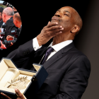 Antes de recibir su premio en el festival de cine de Cannes, Denzel Washington tuvo un desagradable encuentro con un fotógrafo en la alfombra roja.