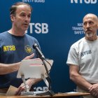 Los miembros de la junta Nacional de Seguridad en el Transporte (NTSB) Brian Young (i) y Michael E. Graham hablan en una rueda de prensa este 19 de mayo de 2025, en Nueva York (Estados Unidos).