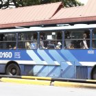 Imagen referencial. Una unidad de la Metrovía recibió ataques de estudiantes.