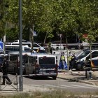 Agentes de policía trabajan cerca del cuerpo del exdiputado ucraniano Andrey Portnov después de que fuera asesinado a tiros frente a la escuela de sus hijos en Pozuelo de Alarcón, cerca de Madrid, el 21 de mayo de 2025.