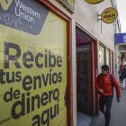 una persona que camina frente a un establecimiento de envío de dinero en Tijuana (México).