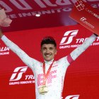 Richard Carapaz celebra en el podio tras su victoria en la undécima etapa del Giro de Italia.