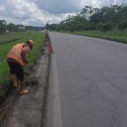 Personal del MTOP realiza labores de limpieza en vías estatales para mantener la conectividad y garantizar la seguridad vial