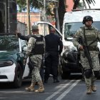 Soldados del ejército patrullan cerca de la escena del crimen del asesinato de José Muñoz y Ximena Guzmán en la Ciudad de México el 20 de mayo de 2025.