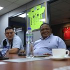 Jorge Guzmán (d), presidente de Emelec, durante la reunión que mantuvo con Néstor Pitana, presidente de la Comisión Nacional de Arbitraje, este miércoles 21 de mayo.
