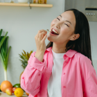 Muchas frutas ayudan a neutralizar los radicales libres que pueden dañar las células.