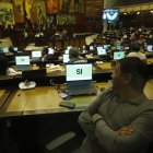 Aunque aceptaron la renuncia, los asambleístas del correísmo dieron la espalda al hemiciclo legislativo.