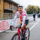 Richard Carapaz estuvo feliz con la medalla que recibió por ganar la etapa 11 del Giro de Italia 2025.