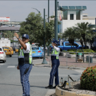 Personal de la ATM desplegado entre las avenidas de las Américas y Hermano Miguel, en el norte de Guayaquil.