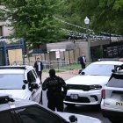 Agentes de seguridad rodean la Embajada de Israel en Washington, DC, el 22 de mayo de 2025, luego de un tiroteo que dejó dos personas muertas.