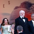 Kathleen Fournier, Stella Assange, Julian Assange y el expresidente de Ecuador Rafael Correa asisten al estreno de "La historia del sonido" durante el 78º Festival de Cine de Cannes.