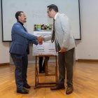 Francisco Miño, presidente del Directorio de BanEcuador y Edison Martínez, secretario Técnico del Conadis firman convenio.