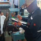 En uno de los negocios se encontraron cinco celulares reportados como robados.