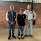 Defensoría del Pueblo de Colombia que muestra a dos funcionarios de la entidad acompañando al niño Lyan Hortúa, luego de su liberación en Jamundí (Colombia).