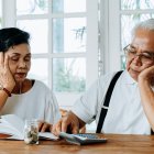 Los jubilados en Estados Unidos verán mermados sus ingresos debido al cobro de deudas estudiantiles impagas.