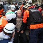 Una persona recibe atención médica durante una marcha de jubilados este miércoles, frente al Congreso de la Nación en Buenos Aires