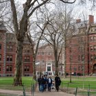 La gente camina por Harvard Yard en el campus de la Universidad de Harvard en Cambridge, Massachusetts, el 15 de abril de 2025.
