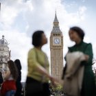 Gente visita la Plaza del Parlamento con la Torre Isabel, comúnmente conocida como el Big Ben, al fondo, en Londres, Gran Bretaña, 12 de mayo de 2025.