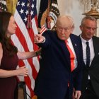 El presidente Donald Trump hace un gesto junto a la secretaria de Agricultura, Brooke Rollins, y el secretario de Salud y Servicios Humanos, Robert F. Kennedy Jr.