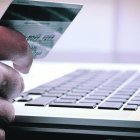 El organismo tributario detectó que contribuyentes usan varias tarjetas bancarias para superar el límite exento de USD 5.109,79.