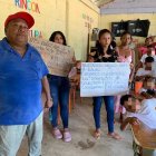 Cada mañana, estudiantes acuden a la escuela 3 de Julio y se sientan en pupitres rotos, esperando aprender nuevos conocimientos.