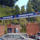 Ambiente. El parqueadero externo de la Casa de la Selección, en Quito, empezó ya a albergar a una mayor cantidad de autos de quienes alistan todo para recibir a la Tri.