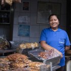 En la intersección de las calles Rocafuerte y García Moreno se encuentra el tradicional maní de dulce y otros dulces tradicionales.