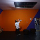 Un techo caído, goteras, fisuras y una sala inutilizable son algunos de los problemas que afectan al espacio.