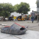 En el lugar del crimen quedaron algunas evidencias del sicariato del padre y su hijo, quienes eran extorsionados.