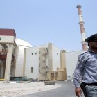 Agente de seguridad iraní caminando frente a la central nuclear de Bushehr, en el sur de Irán