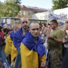 Familiares y amigos de prisioneros de guerra ucranianos dan la bienvenida a sus seres queridos luego de un intercambio de prisioneros en un lugar no revelado, Ucrania, el 23 de mayo de 2025, en medio de la invasión rusa.
