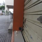 Las balas penetraron la puerta de un restaurante del sector.