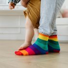 Foto referencial de un infante y su madre.