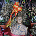 Un busto del dictador español Francisco Franco es retratado en su mausoleo, en el cementerio de Mingorrubio-El Pardo, al norte de Madrid, que ha sido decorado con banderas y mensajes dejados por los fieles, como se muestra en la imagen del 9 de enero de 2025.