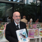 El doctor Roberto Jiménez Santistevan posa orgulloso con su libro.