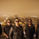 Los integrantes de la banda son, de izquierda a derecha, Coqui de Tramontana (guitarra), Martín Tuesta (guitarra), Omar Pizarro (voz), Miguel Tuesta (bajo) y Hans Menacho (batería).