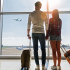 Referencial. Pareja esperando su vuelo en aeropuerto.
