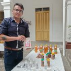 Procesamiento. Con conocimientos, la familia elabora esencias.