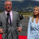 El secretario de Salud y Servicios Humanos de los Estados Unidos, Robert F. Kennedy Jr., habla junto a su esposa Cheryl Hines.