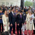 Los trajes oscuros y sastrería blanca resaltaron en varios looks reflejando solemnidad y estilo.